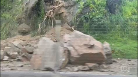 Queda De Barreira Bloqueia Pista Da Via Dutra Na Altura De Barra Mansa