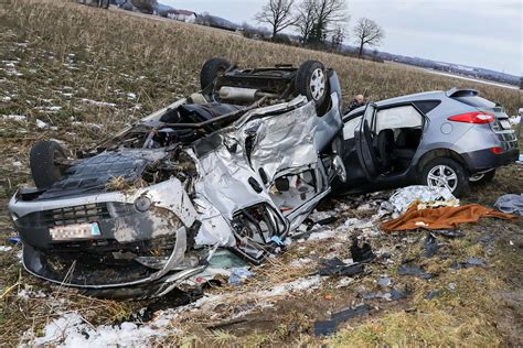 Auto Schleudert In Den Gegenverkehr Drei Schwerverletzte