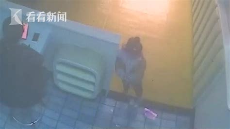 女子逛街“顺手牵羊” 被抓后竟把赃物藏警车里新浪江西新浪网