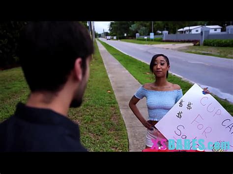 Pequeña vende sus cupcakes por dinero extra para la universidad XVIDEOS