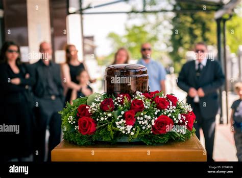 Urna Funeraria Con Cenizas De Muertos Y Flores En Funeral Urna De