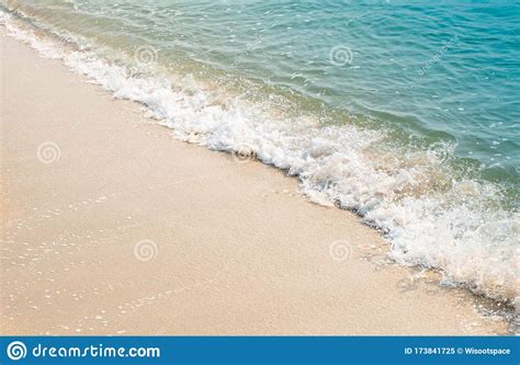 Onda De Oceano Azul Na Praia Arenosa Fundo De Textura Imagem De Stock