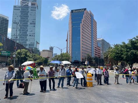 La Jornada Bloquean Reforma en demanda de carretera en Montaña Alta