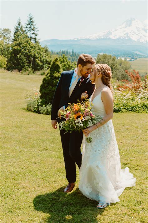5 Epic Hood River Wedding Venues | Howie Photography