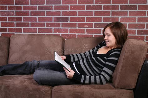 Livro De Leitura Das Mulheres Foto De Stock Imagem De Parede