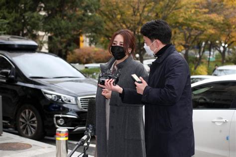 고발 사주 의혹 조성은 긴장된 표정으로 경찰 출석 한국일보