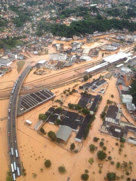 Fotos Chuva Causa Mortes Deixa Pessoas Ilhadas E Carros Boiando Em SP