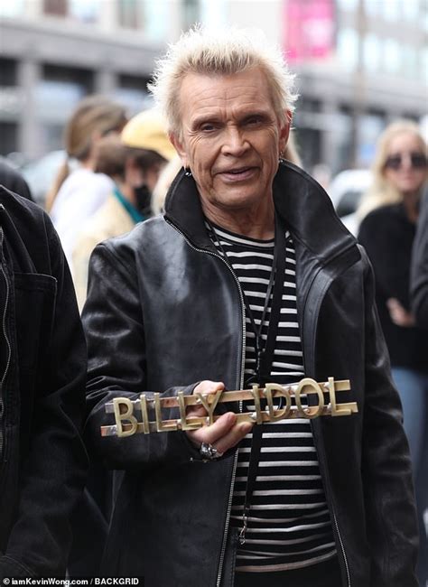 Billy Idol Se Detiene Con Su Familia Antes De Su Ceremonia Oficial De