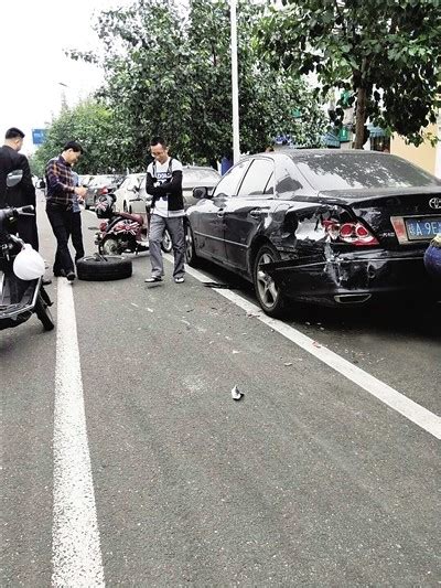 三轮轿车撞损路边两车 轿车 三轮 事故 新浪新闻