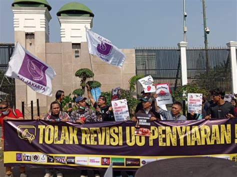 Unjuk Rasa Tolak Revisi Uu Penyiaran Di Gedung Dpr Mpr Kerahkan