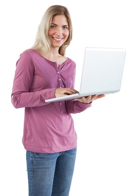 Mujer Sonriente Que Usa La Computadora Port Til Foto Premium