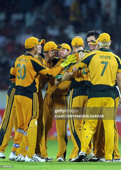 Australian cricket captain Ricky Ponting celebrates with teammates ...