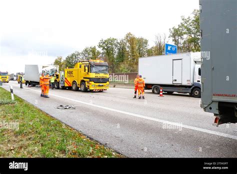 A Adir Al Carrito Lkw Unfall Auf A Bei Pforzheim Lkw Kracht Mit