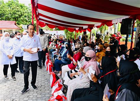 Sekretariat Kabinet Republik Indonesia Presiden Jokowi Serahkan