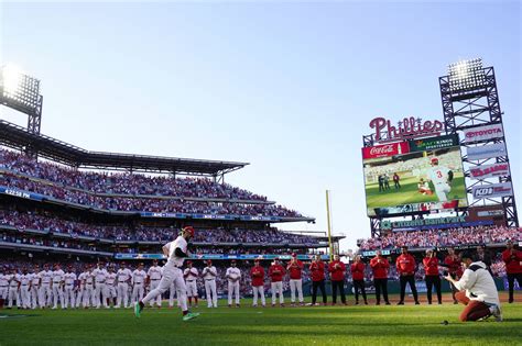 Spike This Hoskins Harper Homer Phils Rout Braves In Nlds Seattle