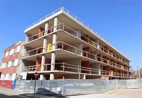 Construction of a New Apartment Building Stock Photo - Image of exterior, apartment: 180074010