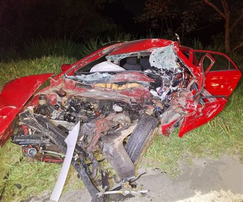 Jovem morre ao bater carro de frente caminhão na MG 050 Rádio