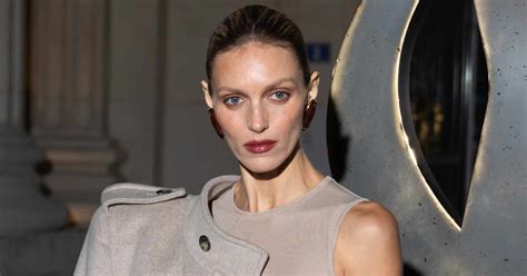 Anja Rubik łączy naked dress z czarnymi czółenkami typu slingback