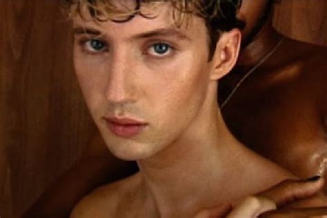 Profil Dan Biodata Troye Sivan Penyanyi Asal Australia Yang Juga