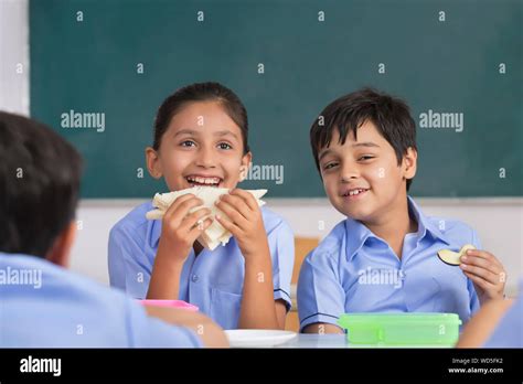 children eating sandwich in lunch in class Stock Photo - Alamy