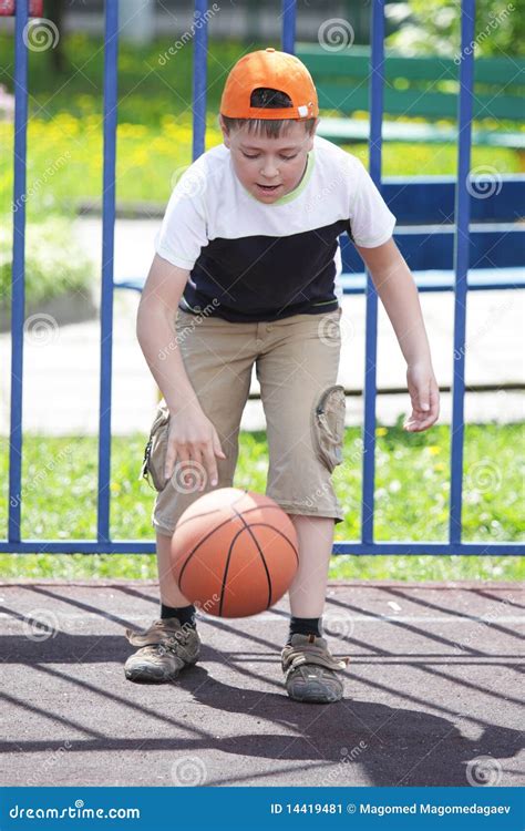 Junge Der Basketball Spielt Stockbild Bild Von Kind Kaukasisch