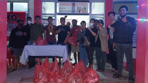 Peduli Warga Terdampak Banjir PMKRI Manado Berbagi Makanan Siap Saji