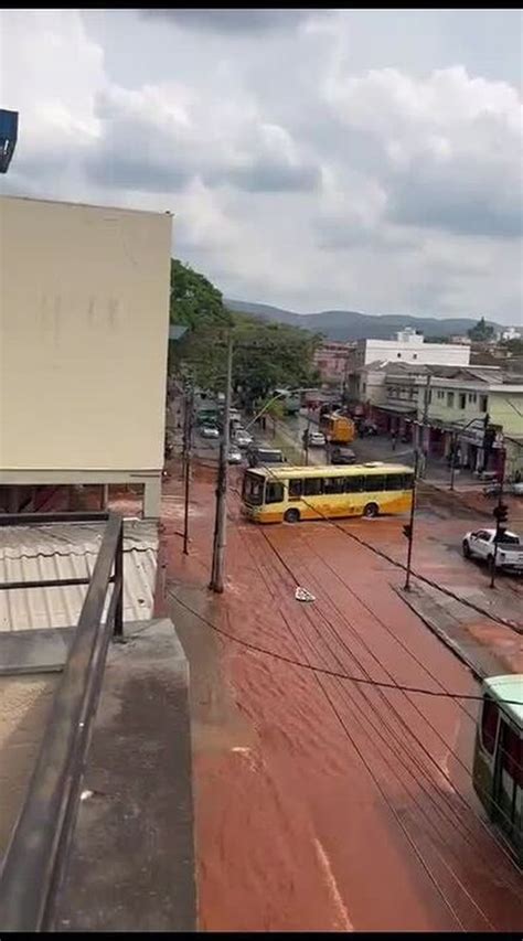 Rompimento De Adutora Da Copasa Alaga Avenida Do Barreiro E Prejudica