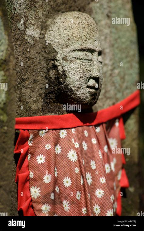 La Piedra Tallada Estatua Jizo Con Babero Y Sombrero En El Cementerio