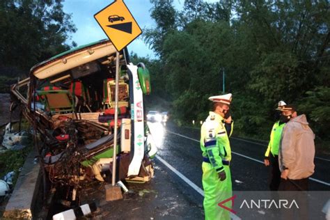 13 Orang Meninggal Dalam Kecelakaan Tunggal Bus Pariwisata Di Bantul Antara News