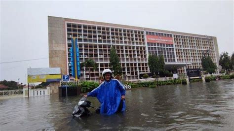 Banjir Semarang Belum Surut Ketinggian Air Hingga Meter Ganjar