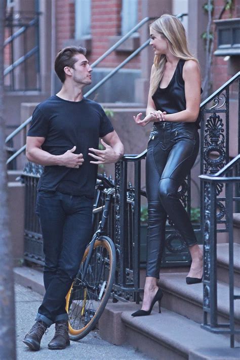 Gigi Hadid Knows How To Rock A Pair Of Leather Pants Gigi Hadid Gigi