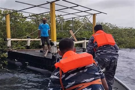 Sebuah Kapal Ponton Hanyut Di Batam Tni Al Langsung Bergerak Cepat