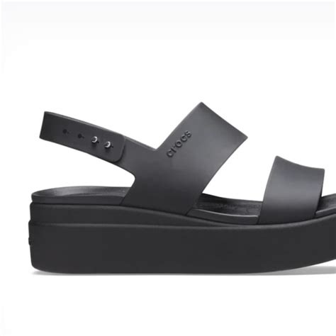 These Croc Brooklyn Wedge Sandals are so cute and comfortable