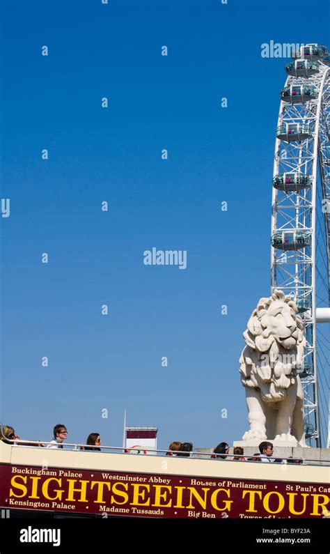 SIGHTSEEING TOUR BUS IN LONDON WITH TOURISTS Stock Photo - Alamy