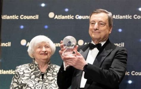 Mario Draghi Premiato Con Global Citizen Award Con Yanet Yellen