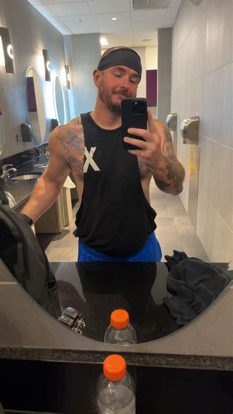 Looking for that hawk tua 🤣🤣 : r/hotguyswithtattoos