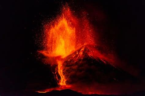 Nach Vulkanausbruch Auf Island Lava L Uft Auf Parkplatz Der Blauen