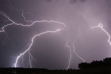 Météo à Clermont Ferrand orages et pluie annoncés dans le Puy de Dôme