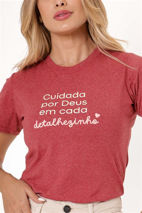 T Shirt Cuidada Por Deus Em Cada Detalhezinho Alto Relevo Cor Cereja