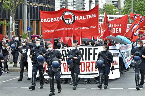 Antifa Legt Sich Auf Freiburger Demo Mit Der Polizei An Freiburg