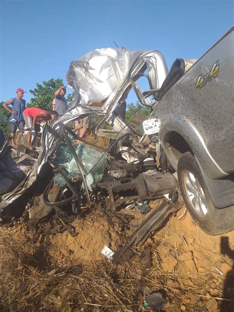 Caminhonete Fica Completamente Destruída E Motorista Morre Após Batida