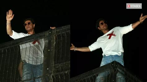 Rare 2nd Appearance Shah Rukh Khan Strikes His Signature Pose Yet