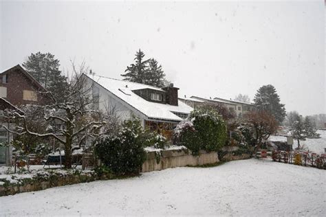 Swiss Village Urdorf En Hiver Sous La Neige Les Toits Des Maisons Sont