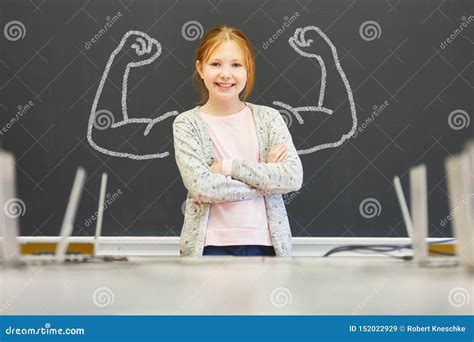 Fille Forte Avec La Confiance En Soi à Lécole Image Stock Image Du