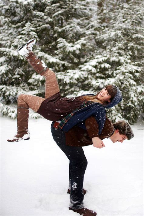 Cute Winter Engagement Photo Ideas