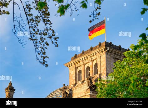 El Edificio Del Reichstag En Berl N Alemania Con La Bandera Alemana