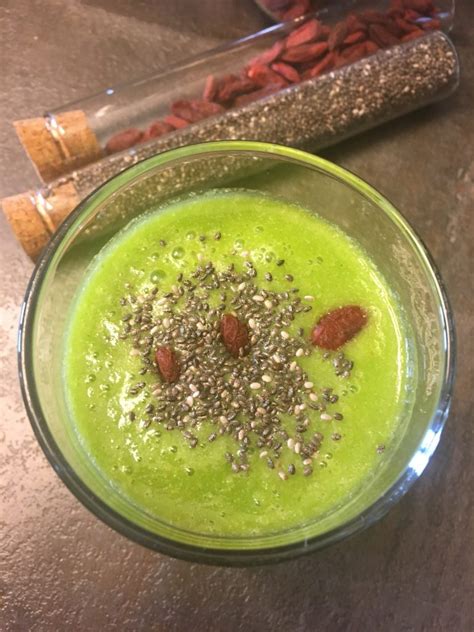 Grüner Smoothie Mit Spinat Birne Ananas Und Zitrusfrüchten