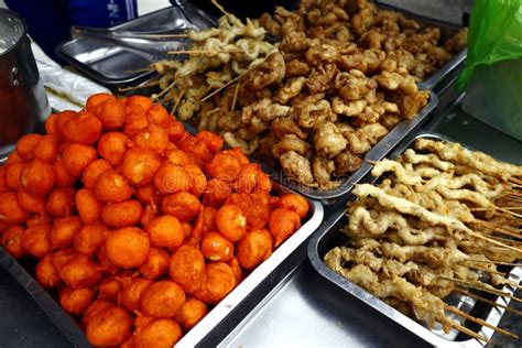 Una Variedad De Comida Callejera En Un Carro De Comida Callejera Foto