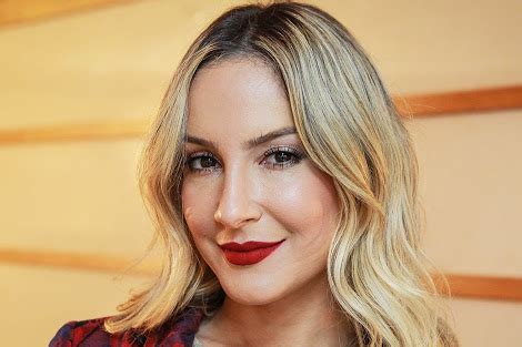 Claudia Leitte posa de biquíni e ganha elogios dos internautas Sereia