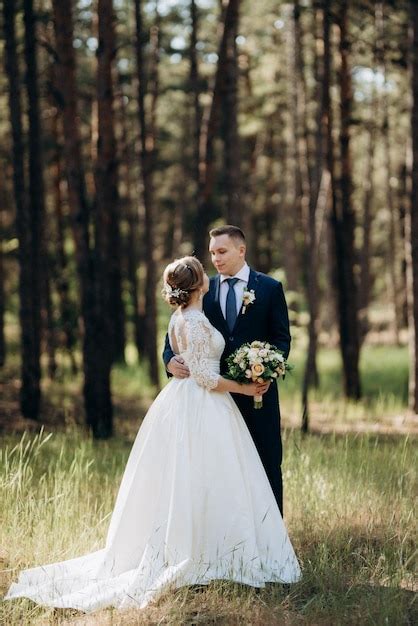 La Novia Y El Novio Est N Caminando En Un Bosque De Pinos En Un D A